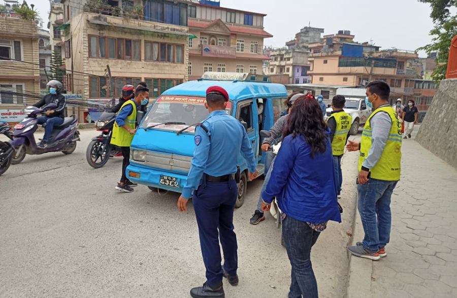 नझुक्निुस् लाइसेन्स होइन, मास्कको जाँच हो (फोटोफिचर)